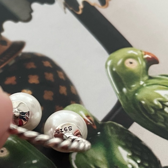 S925 silver ring with faux white pearls . Adjustable fashion cocktail ring - Picture 3 of 5